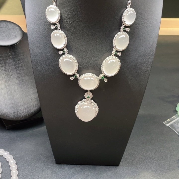 颈饰未镶嵌石英质玉