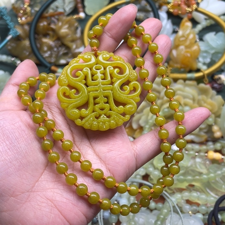 蛇纹石玉吊坠合金