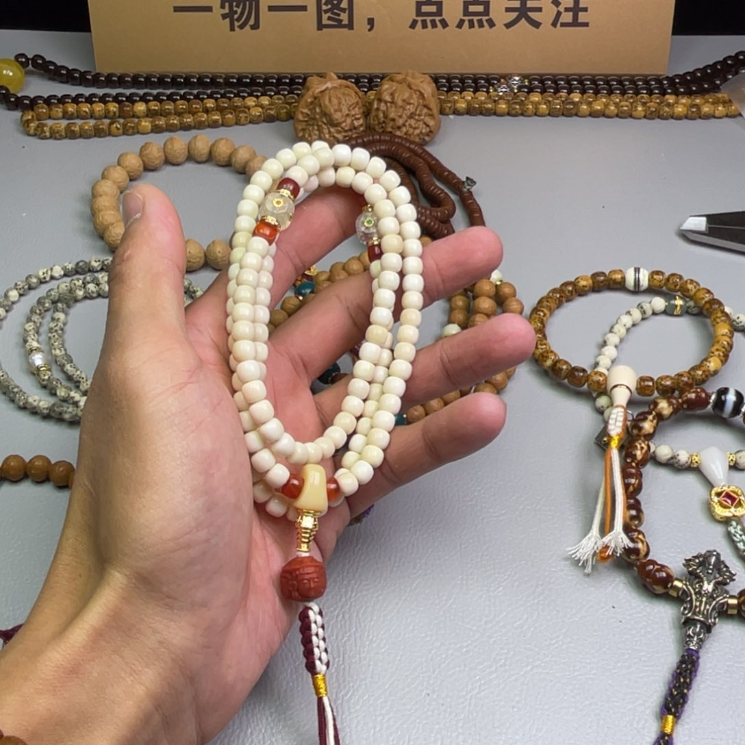 吊坠白玉菩提。。。。。。。。。。。。。