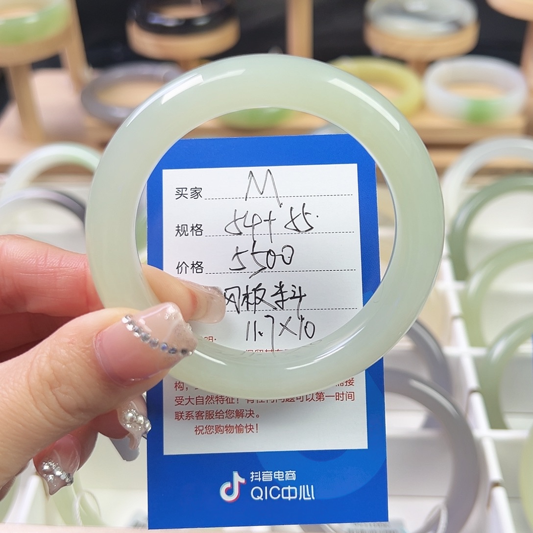 修***娘和田玉未镶嵌手镯
