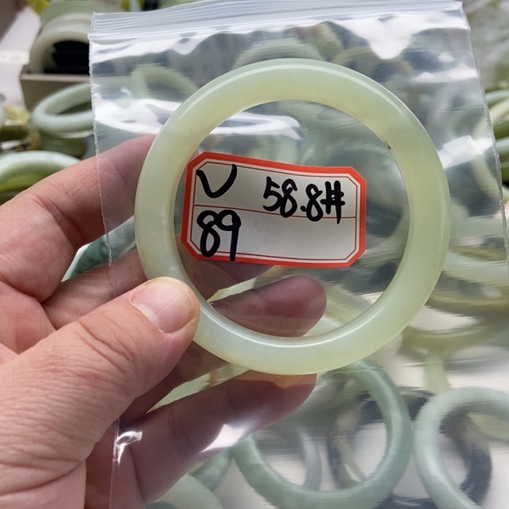 蛇纹石玉手镯未镶嵌?****）