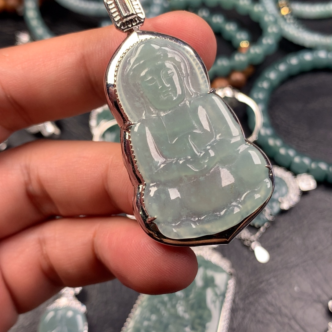 翡翠未镶嵌颈饰观音