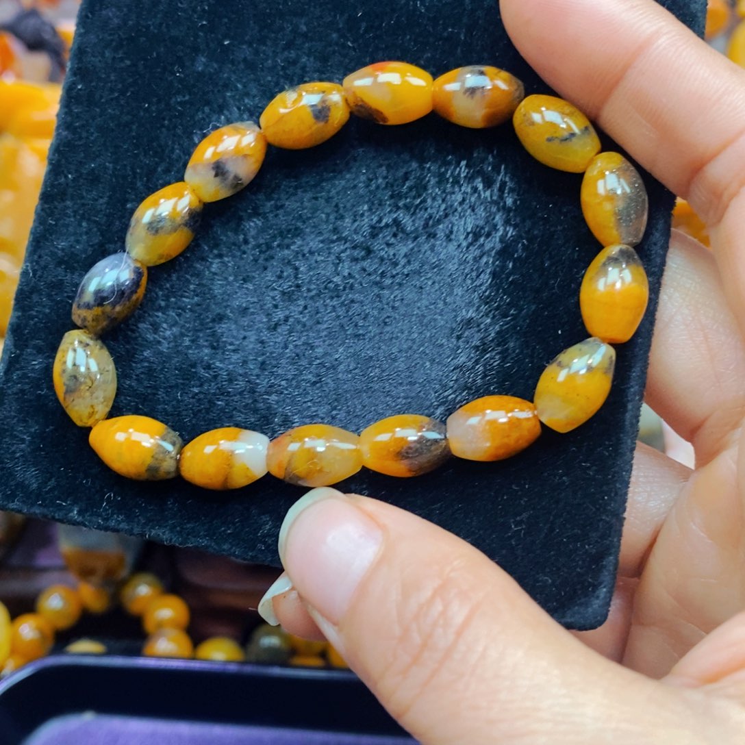 未镶嵌石英质玉（黄龙玉）颈饰