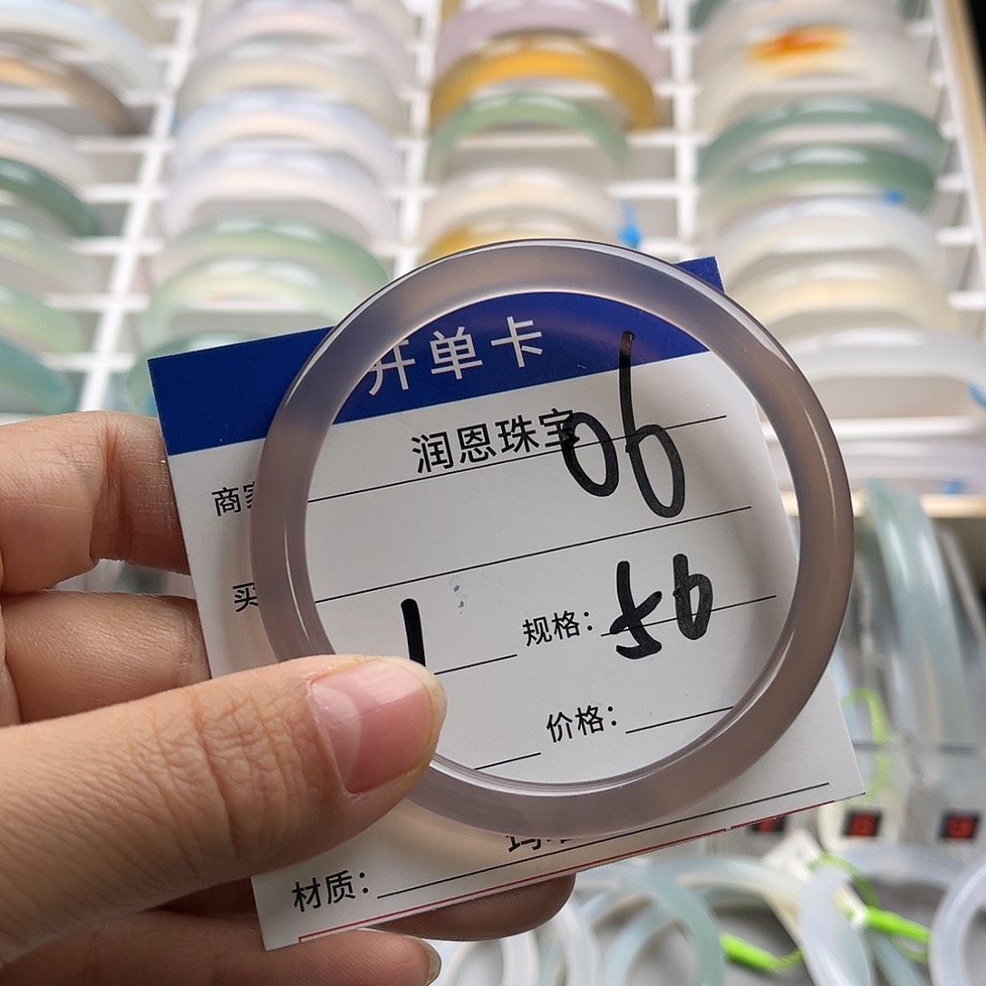 玛瑙/玉髓手镯未镶嵌小***?
