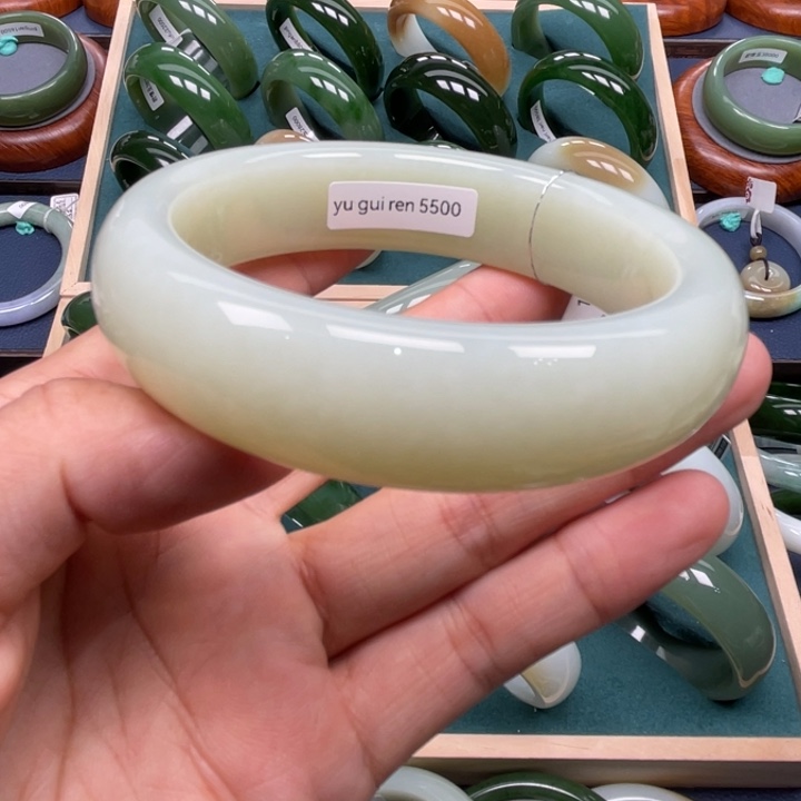 和田玉手镯未镶嵌牛****?64,4