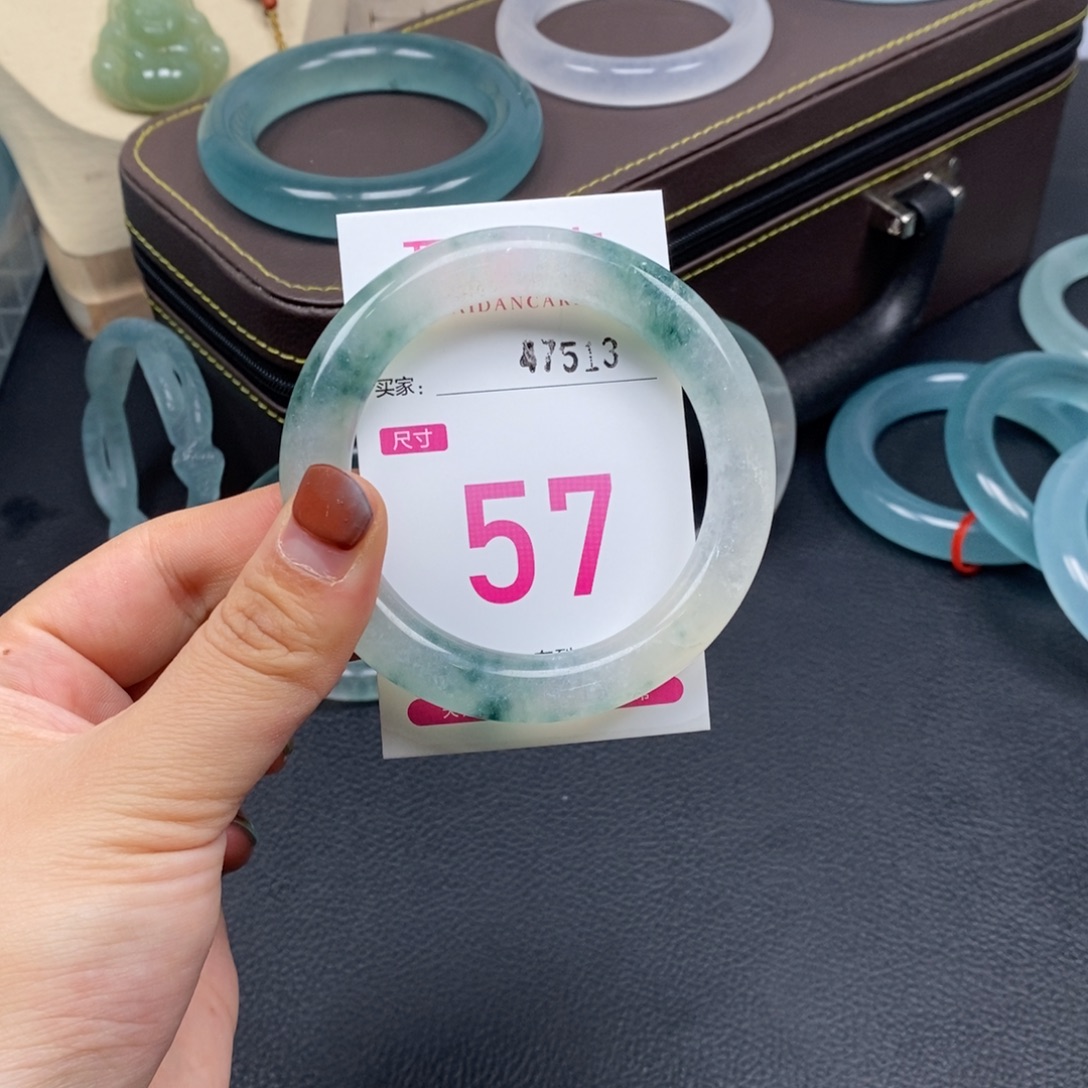 兔***睡石英质玉未镶嵌手镯