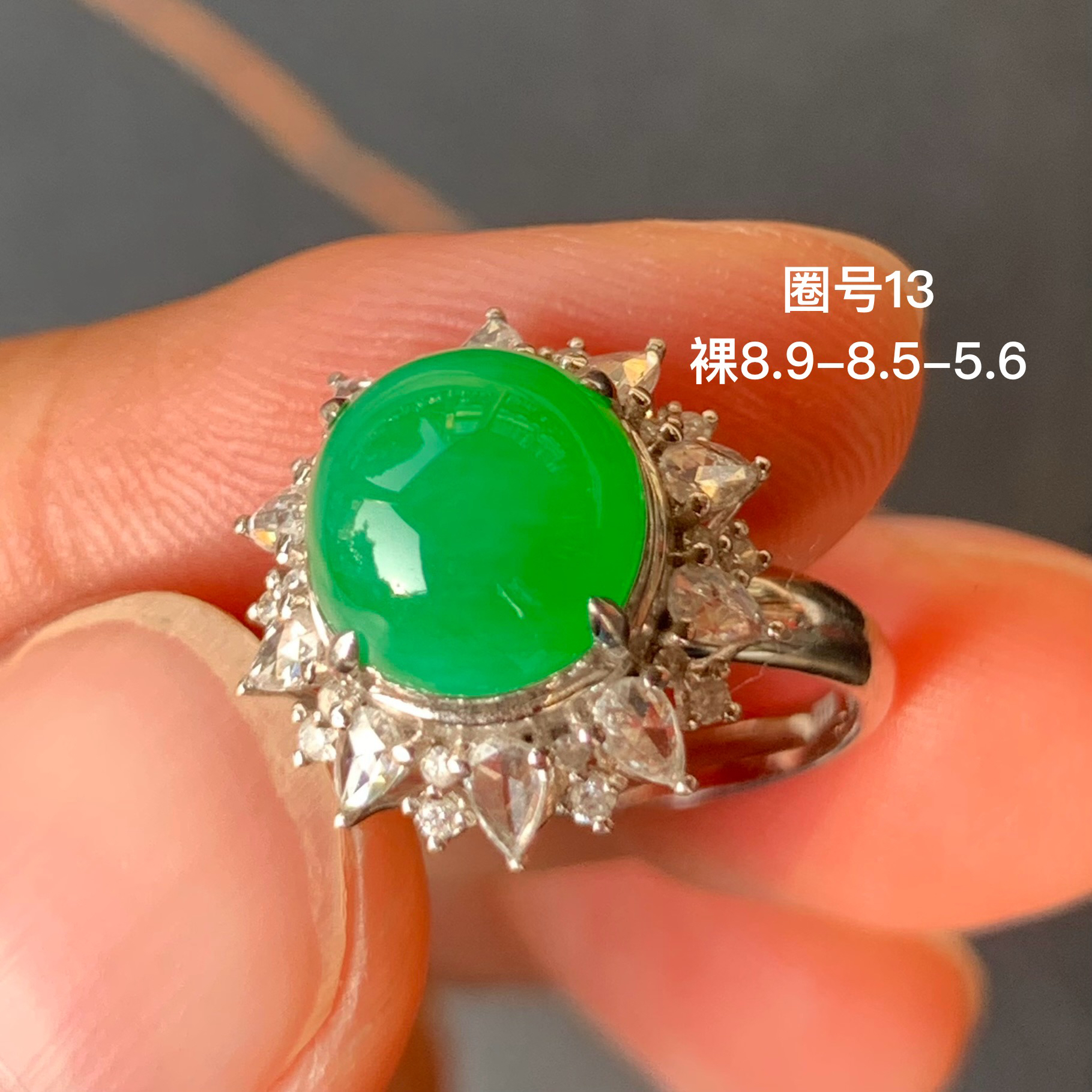 高冰满绿蛋面天然翡翠戒指 镶嵌精致