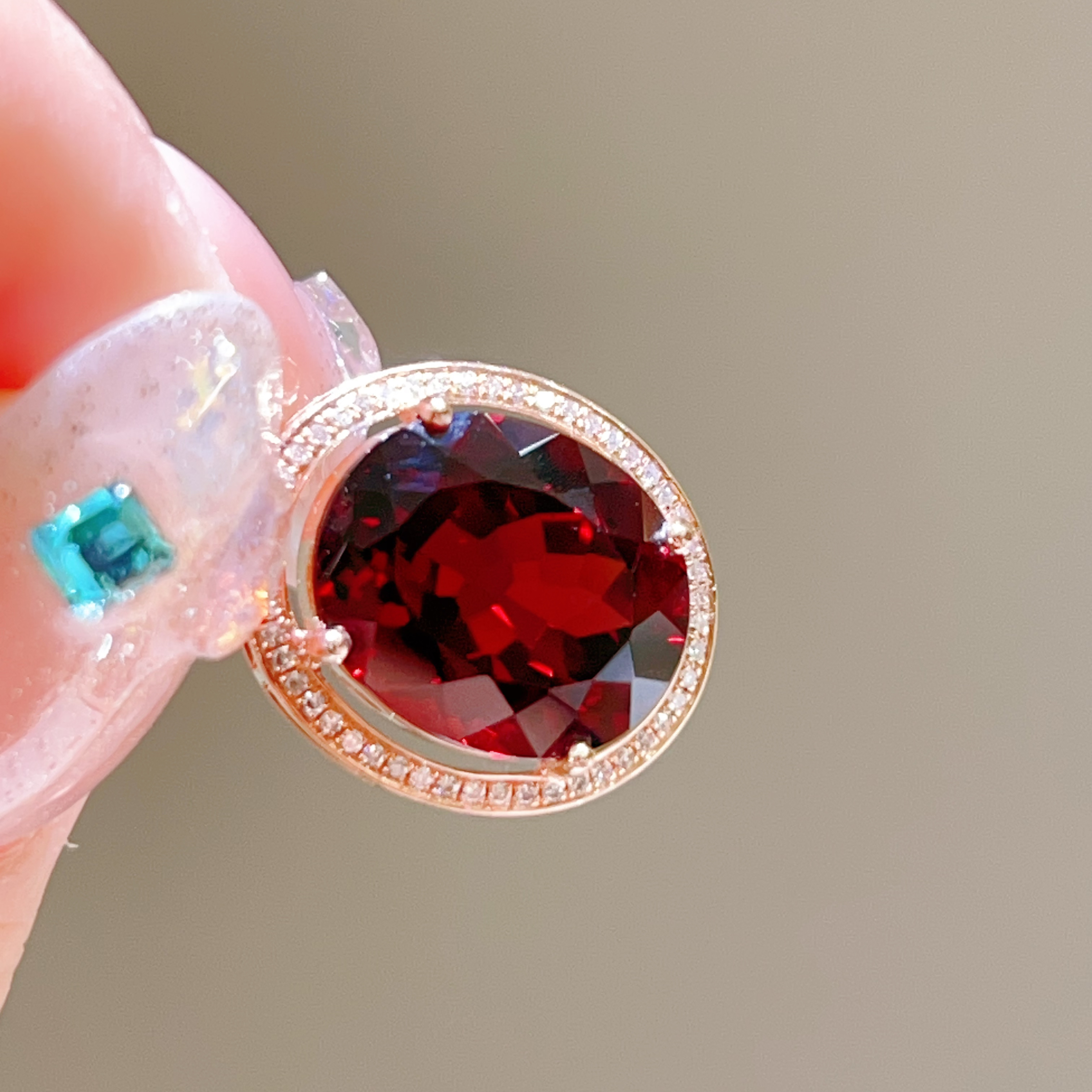 6.09ct 18K玫瑰金镶嵌石榴石吊坠 2680