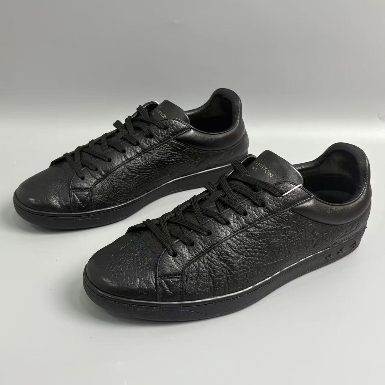 95新 LouisVuitton/路易威登 黑武士浮雕卢森堡板鞋41欧码 xh271