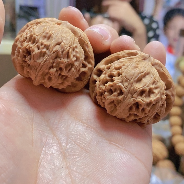 【闪购商品】文玩核桃把件40宫灯红皮