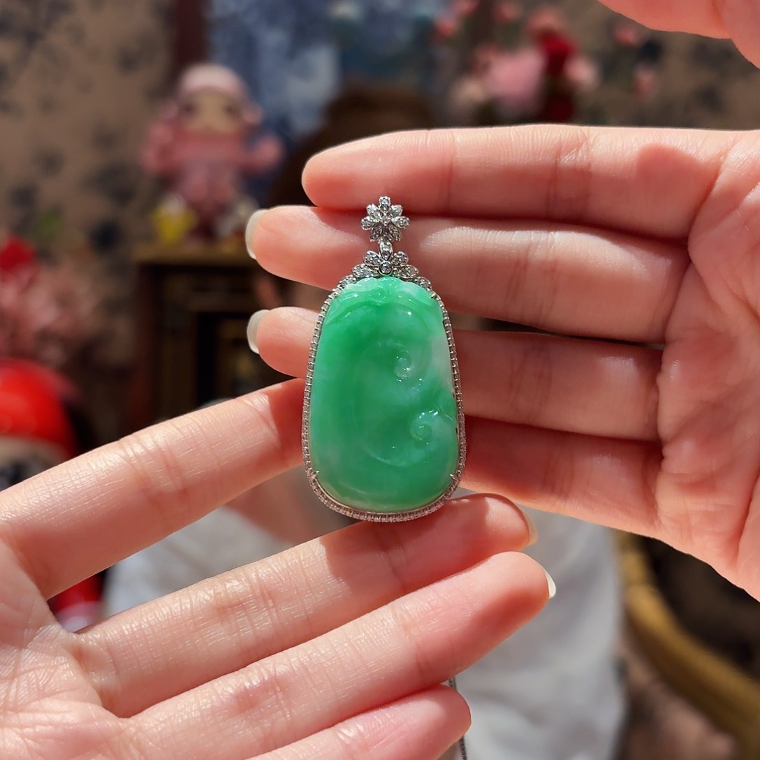 翡翠吊坠(赠链)18K金镶嵌吊坠