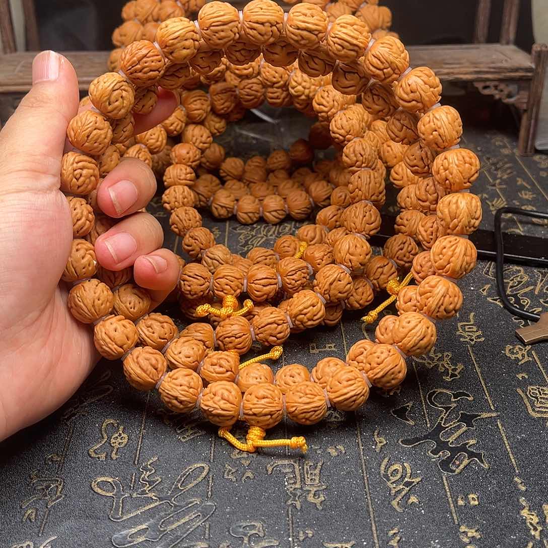 桃核吊坠桃和手持