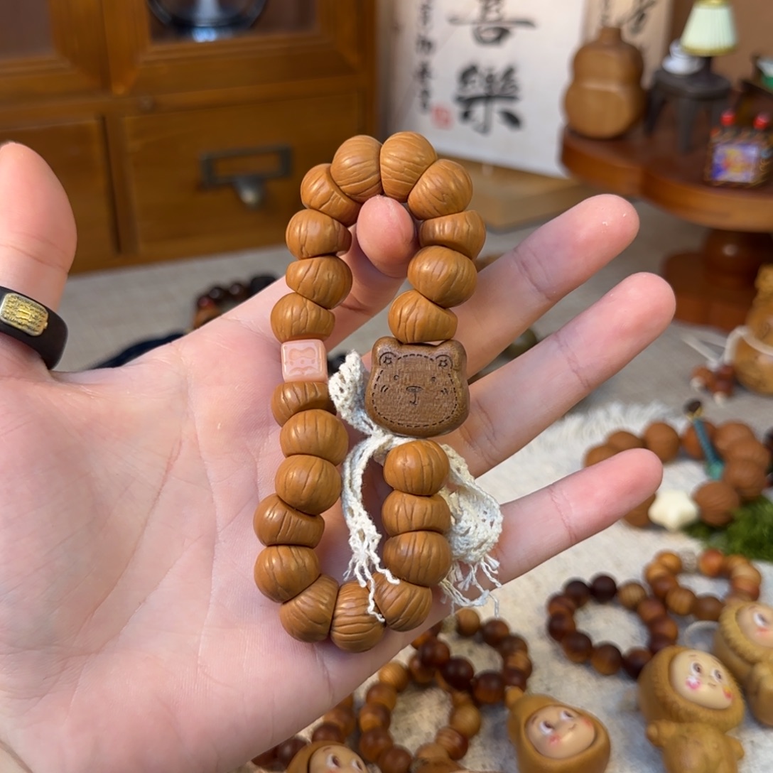非洲檀香无事牌猴头大肠桃木小熊手串