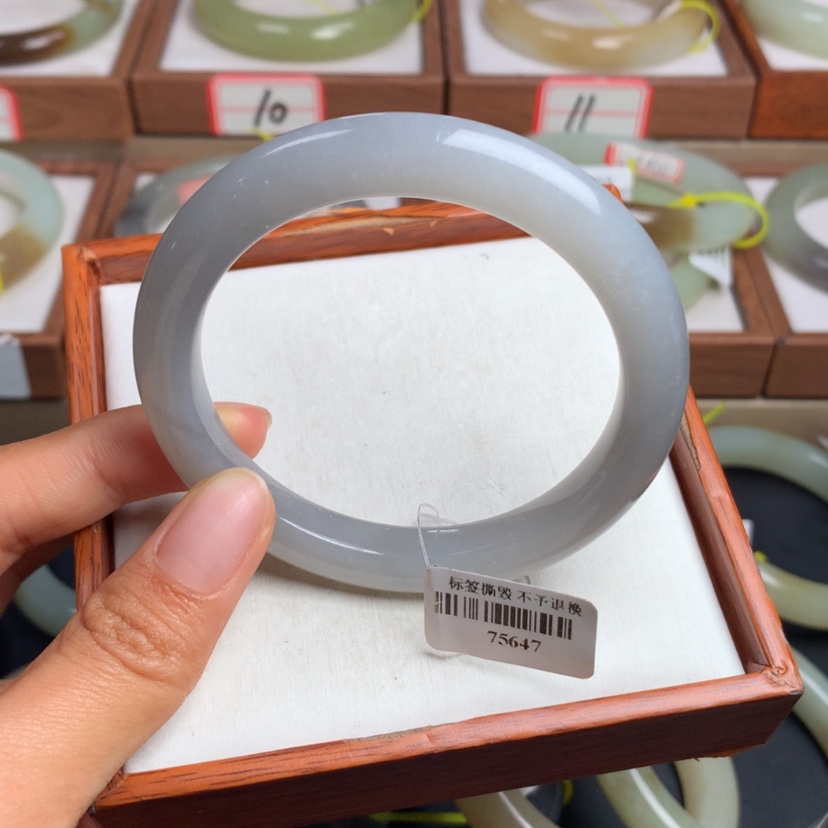 【闪购商品】和田玉手镯未镶嵌57