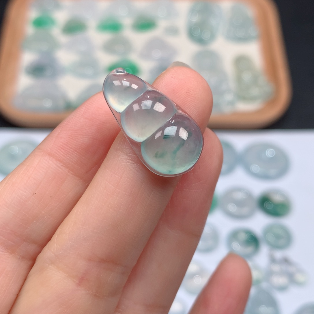 翡翠颈饰未镶嵌老坑冰种飘花福豆