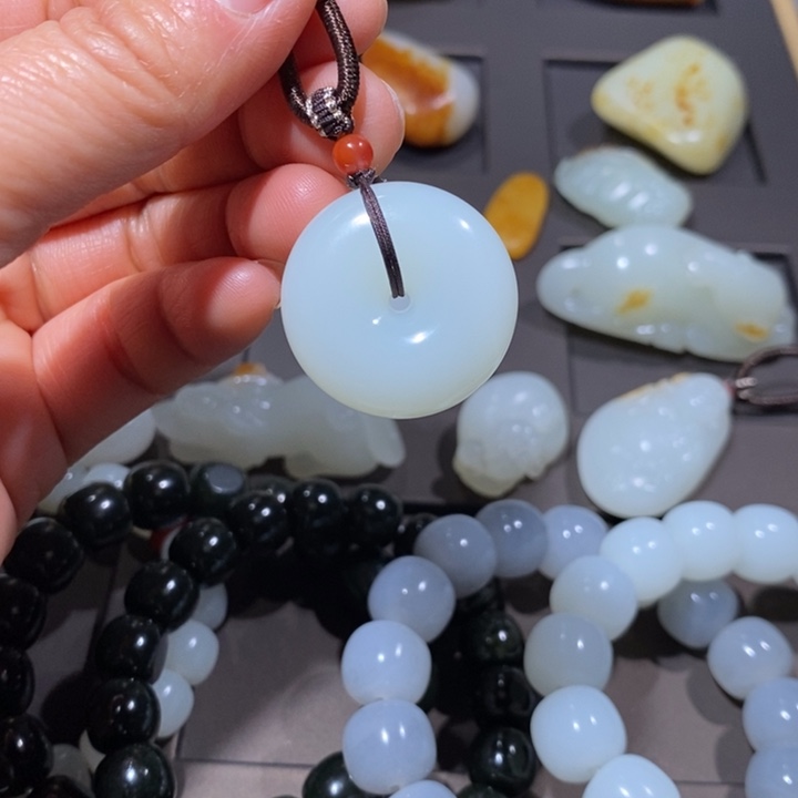 和田玉颈饰未镶嵌