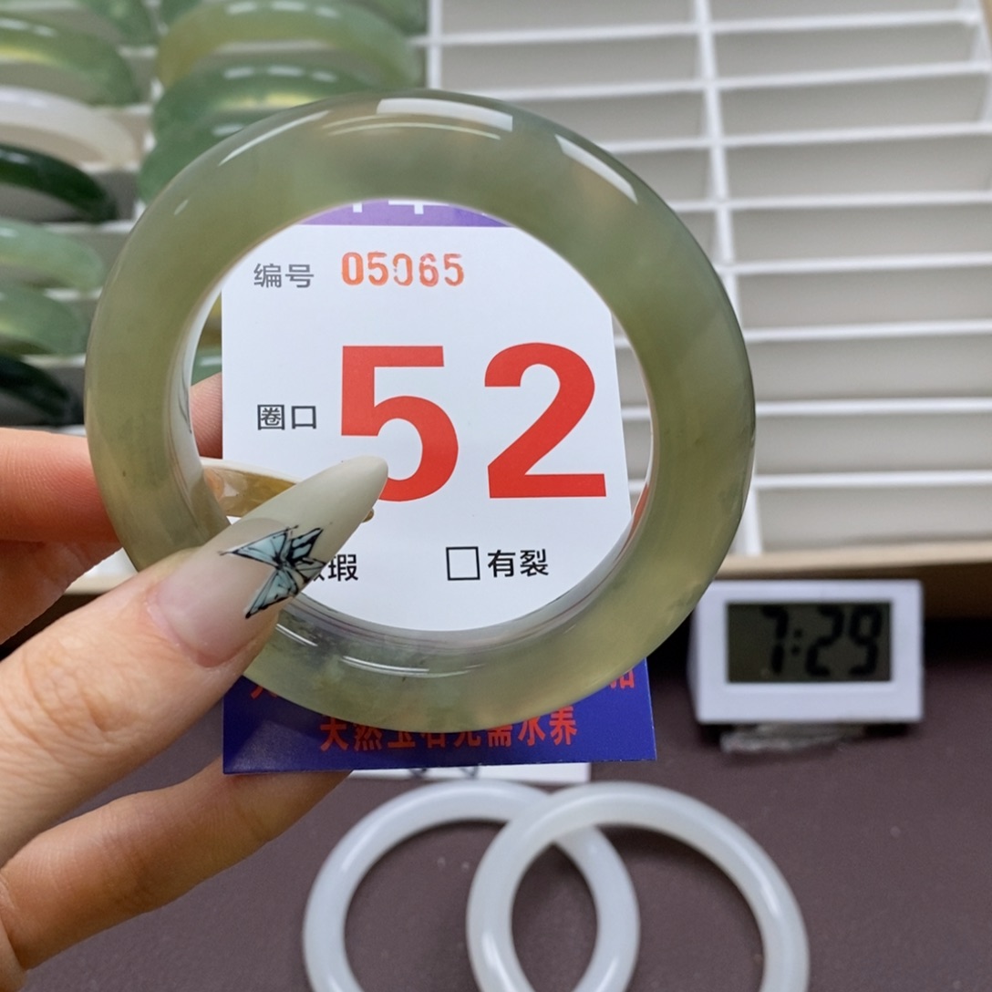 蛇纹石玉手镯未镶嵌