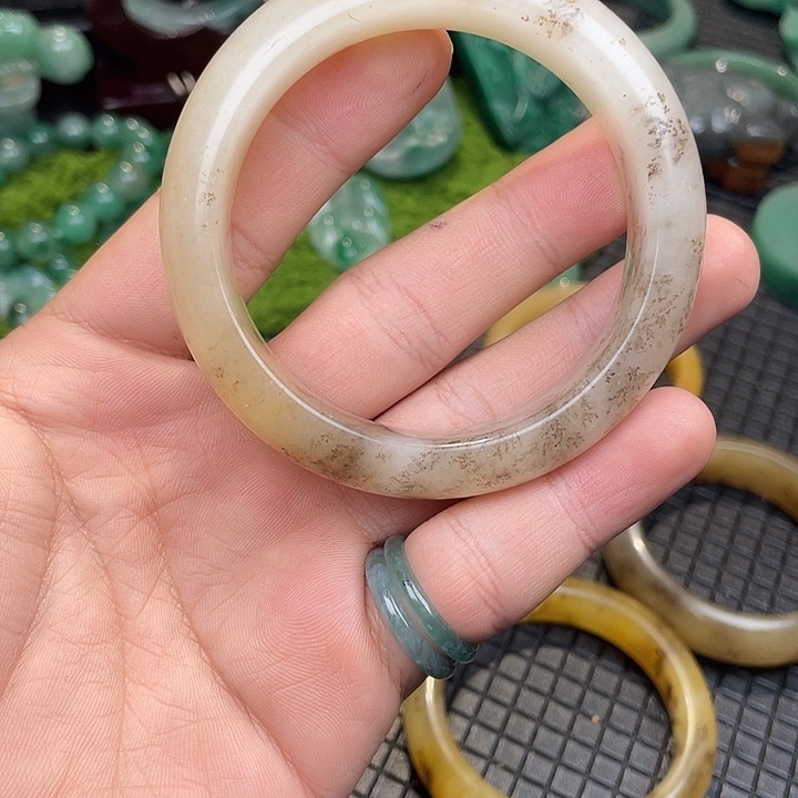 石英质玉（非洲翠）未镶嵌颈饰