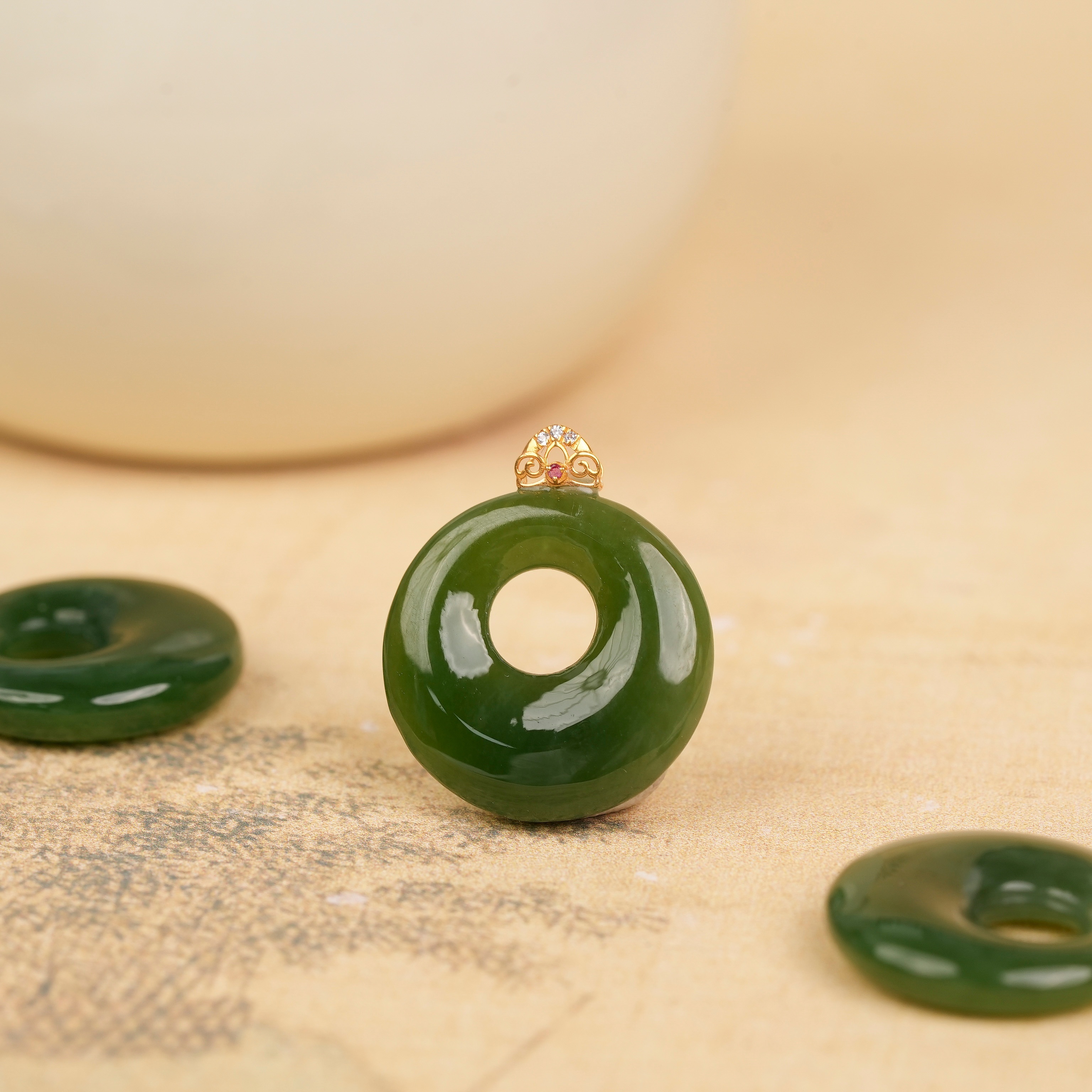 18K金和田玉碧玉公主扣吊坠 多样性发一件