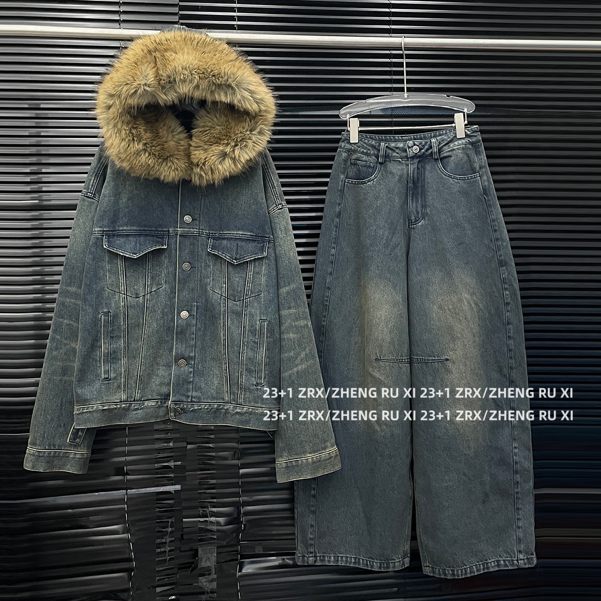 付新博女装加棉牛仔套装女复古做旧大毛领外套+牛仔裤两件套15405