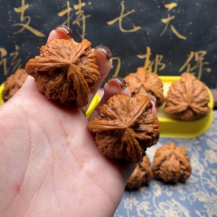 咸***鱼文玩核桃吊坠白狮子