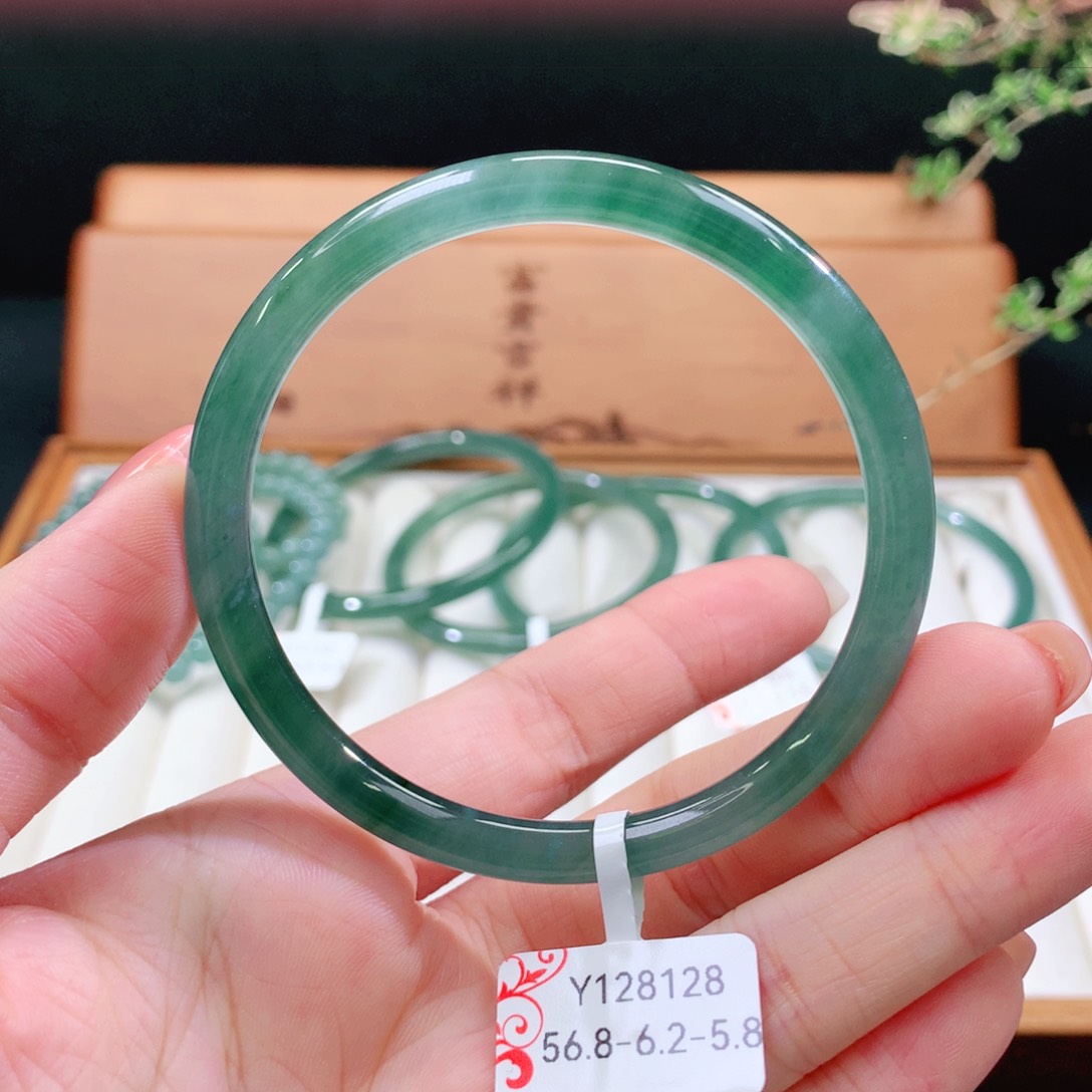 翡翠手镯未镶嵌天然