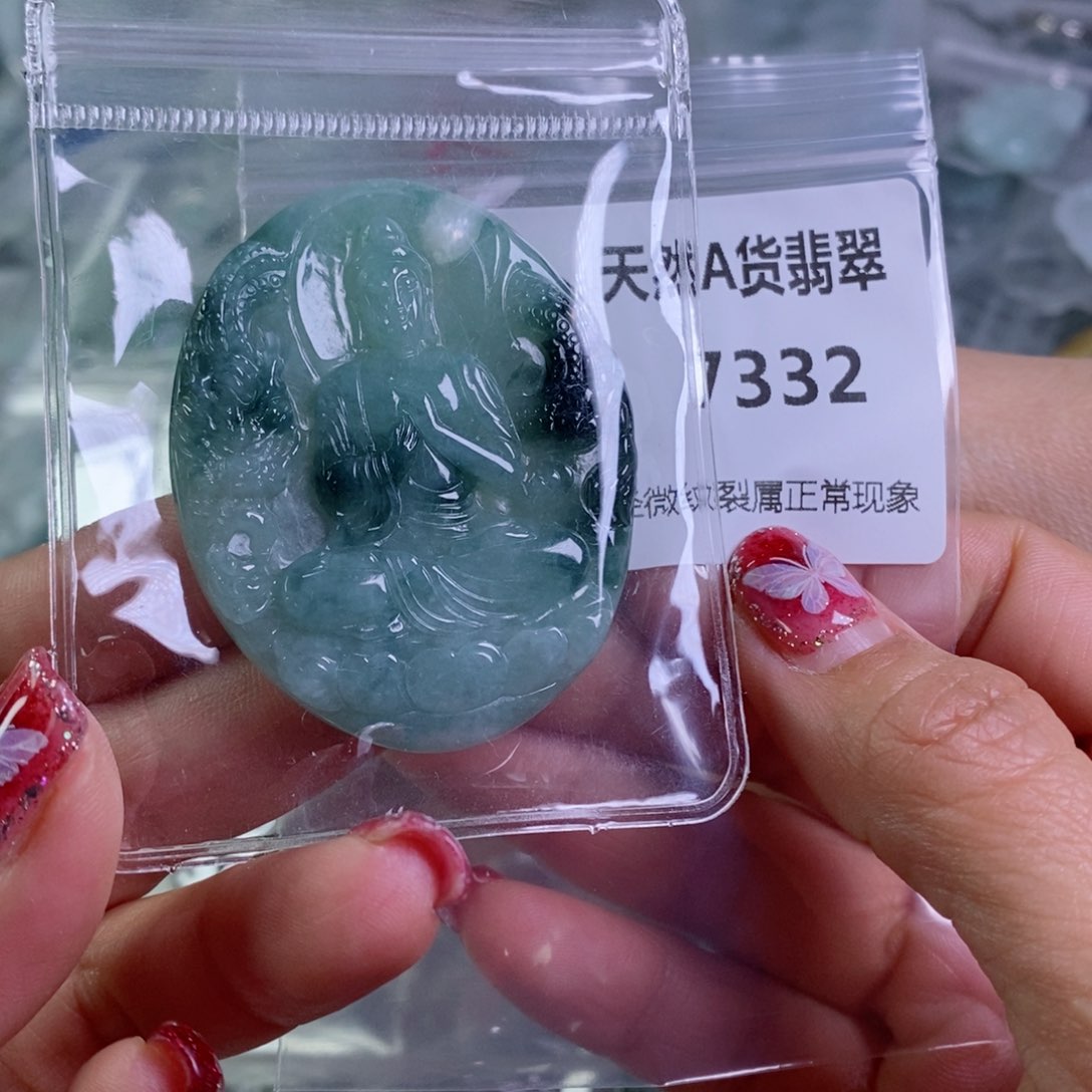 翡翠颈饰未镶嵌娜**儿吊坠