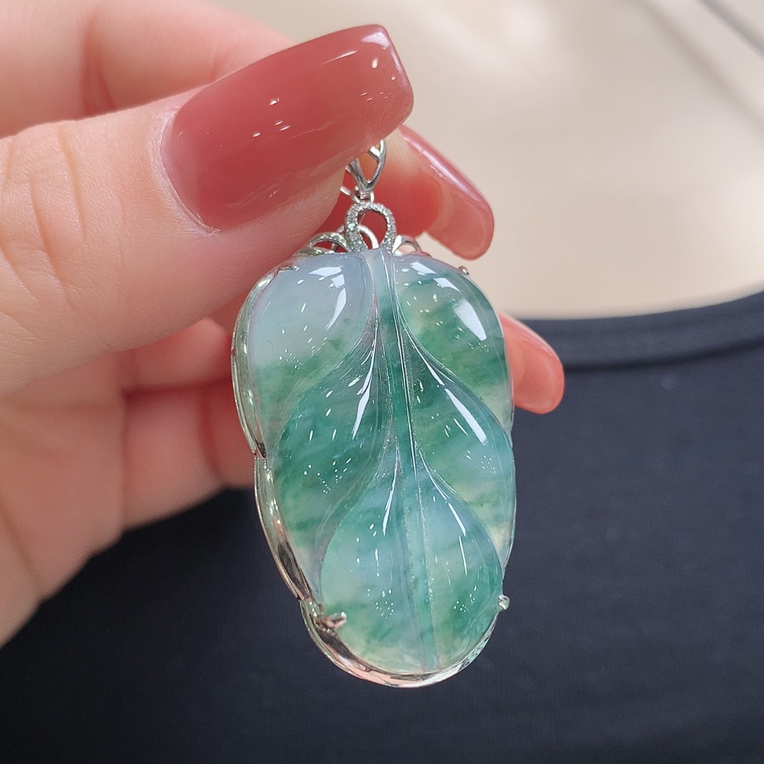 翡翠18K金镶嵌颈饰叶子