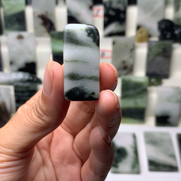 独山玉未镶嵌颈饰