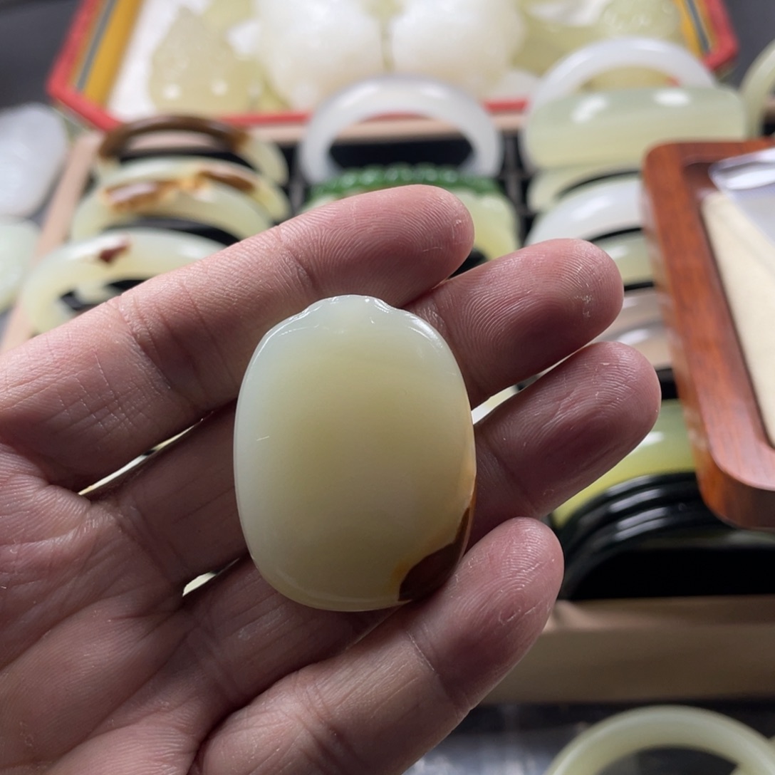 透闪石质玉颈饰未镶嵌黄口带皮牌子