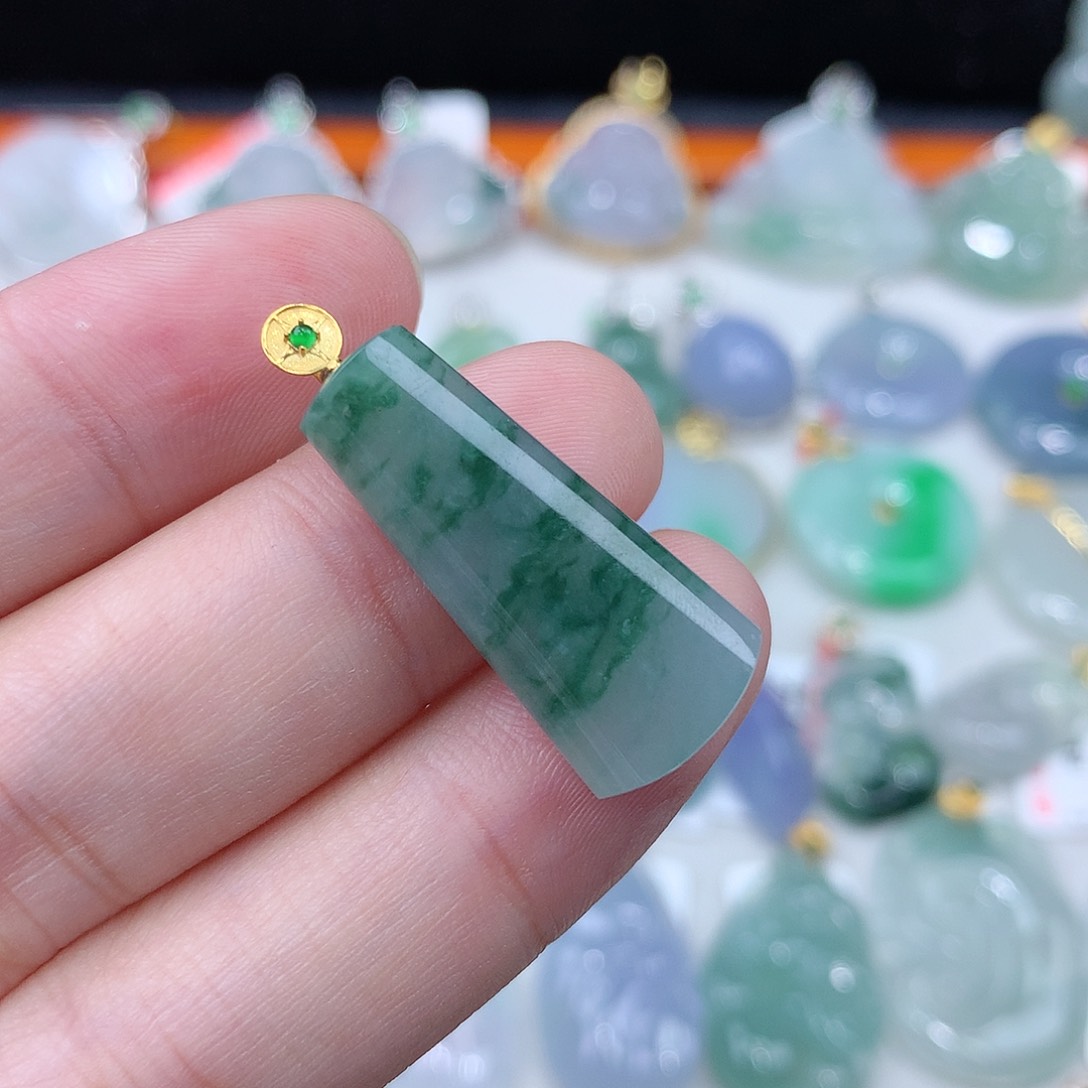 翡翠颈饰18K金镶嵌无事牌