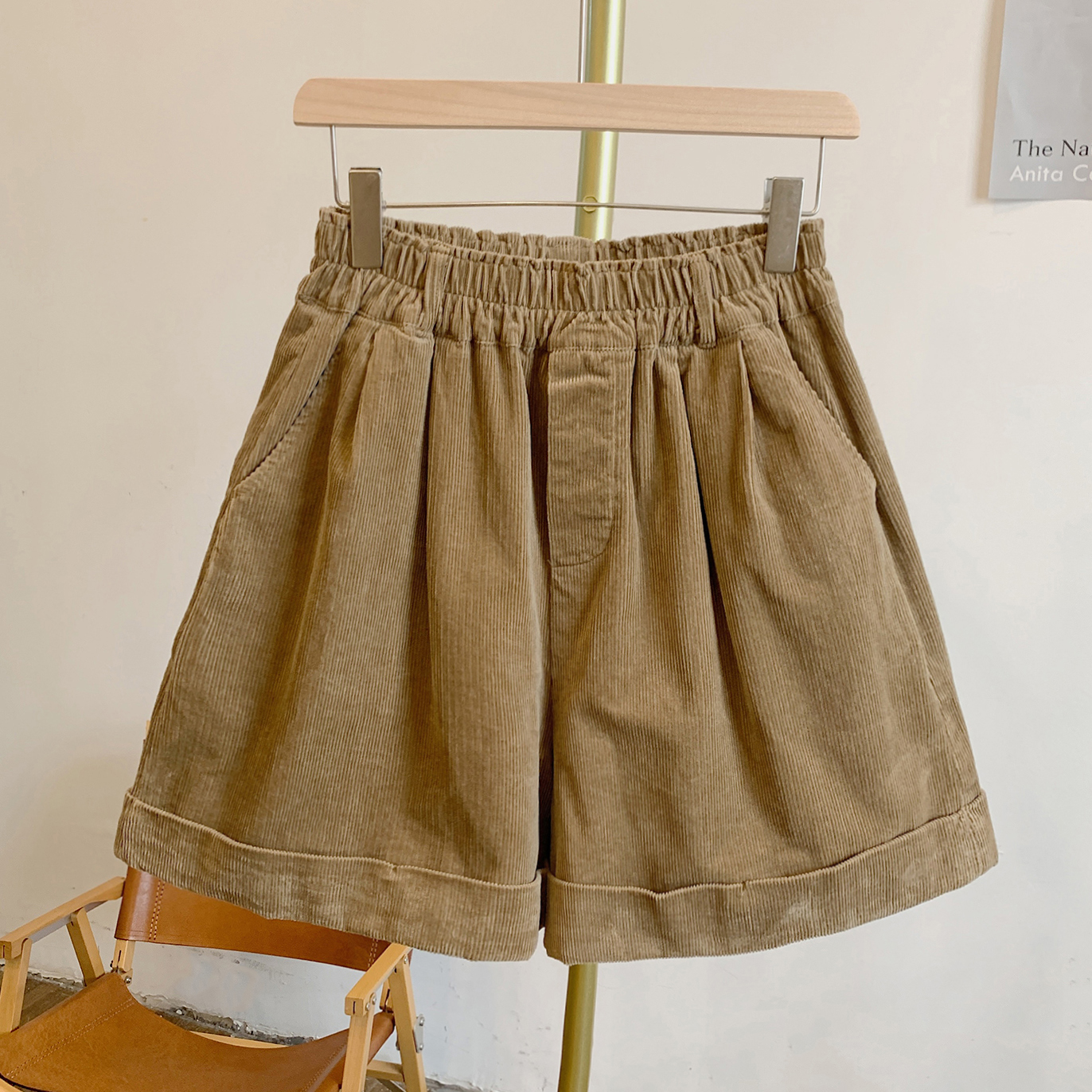 Y3306灯芯绒松紧腰脚口翻边短裤