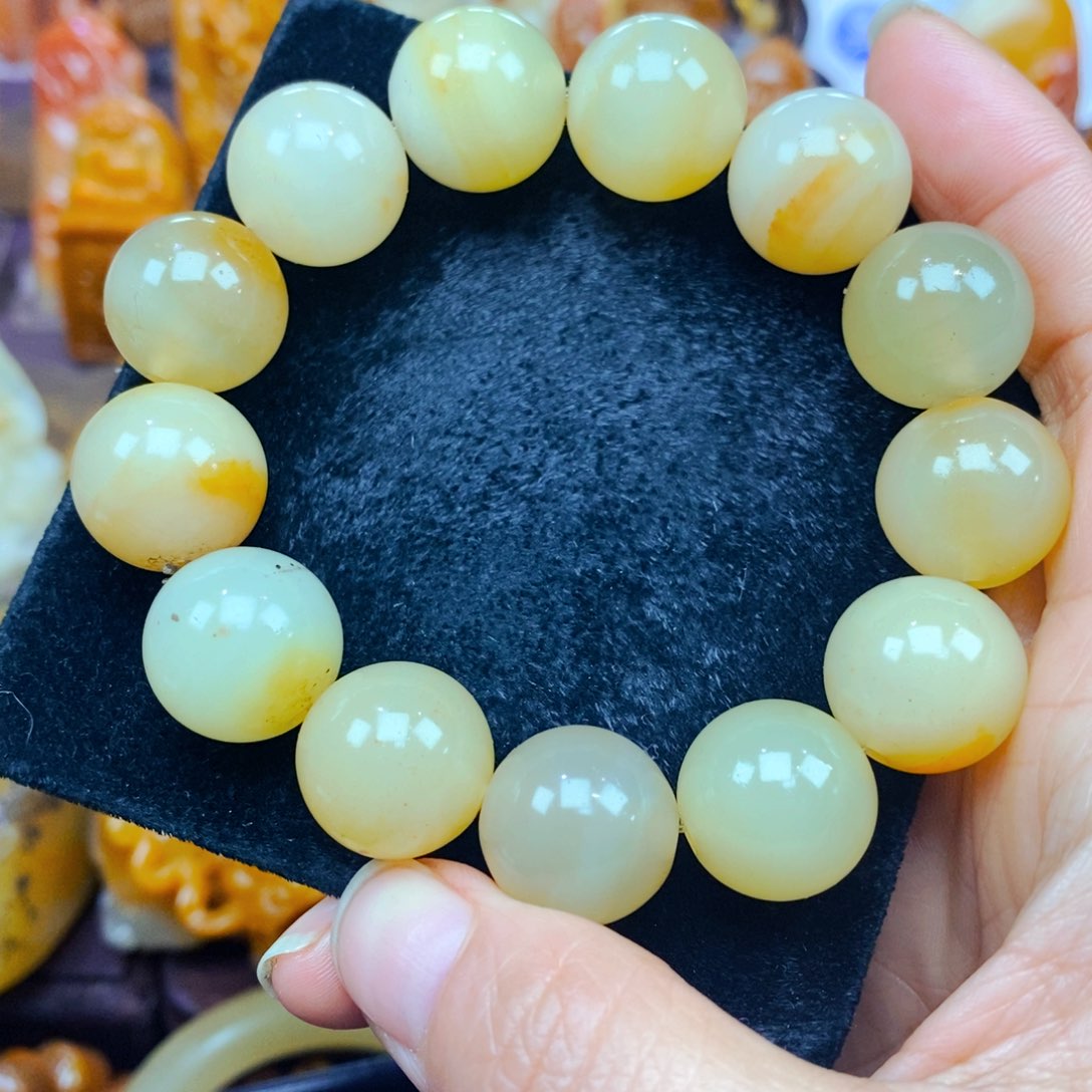 未镶嵌石英质玉（黄龙玉）颈饰