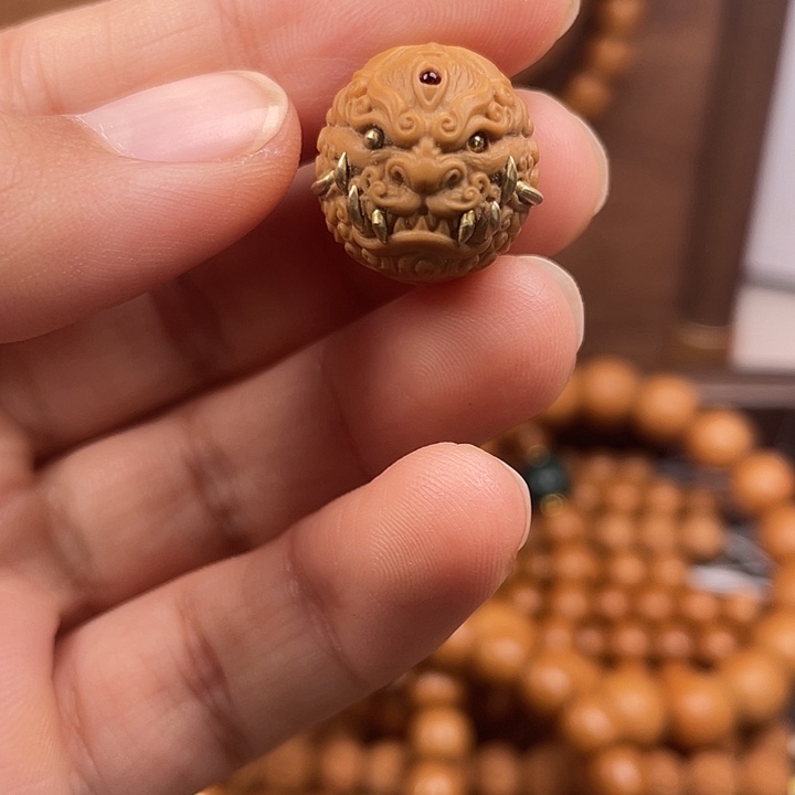 辞***.猴头核桃吊坠唐狮有瑕