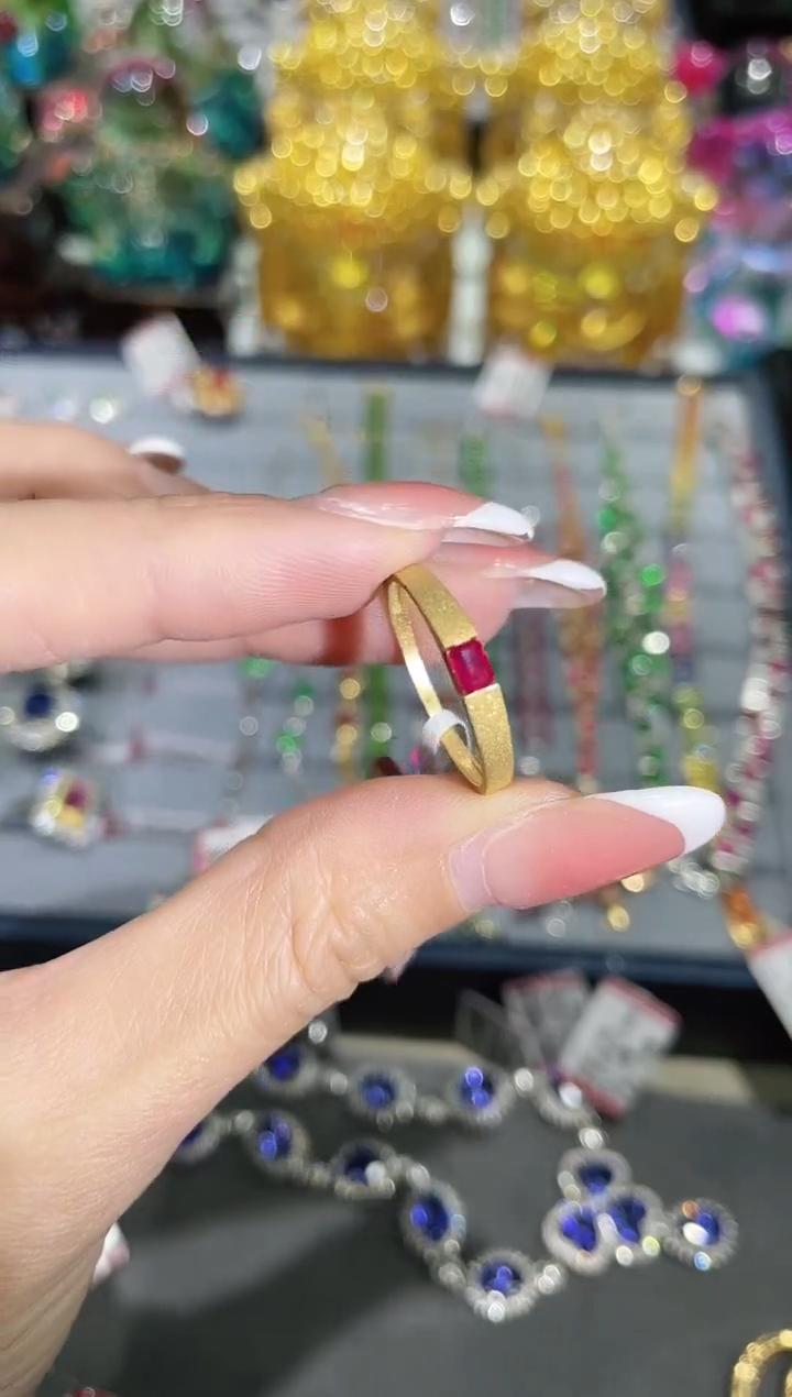 18K金镶嵌天然红宝石戒指