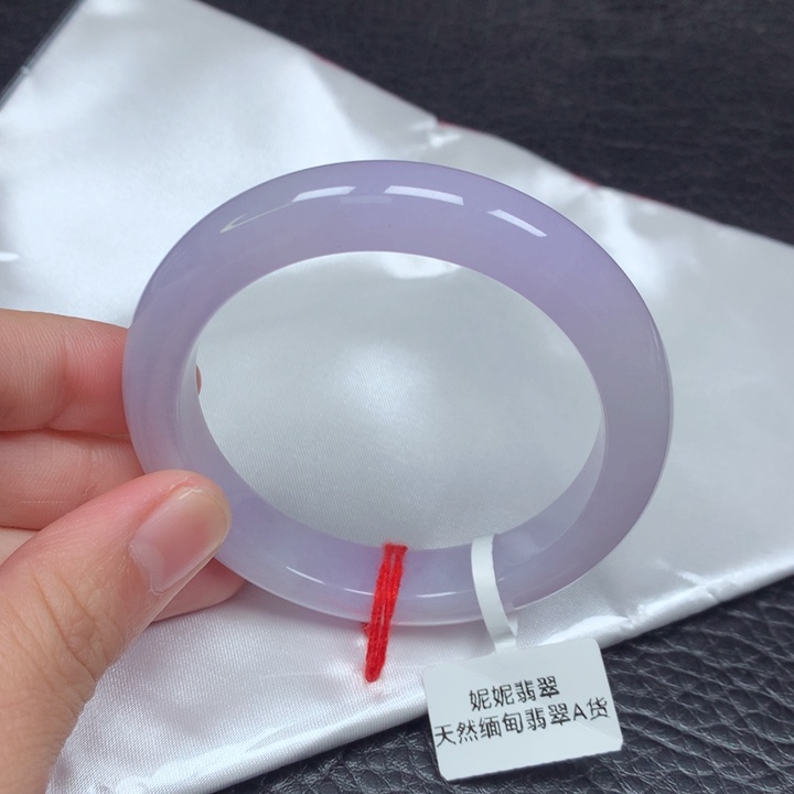 翡翠手镯未镶嵌。