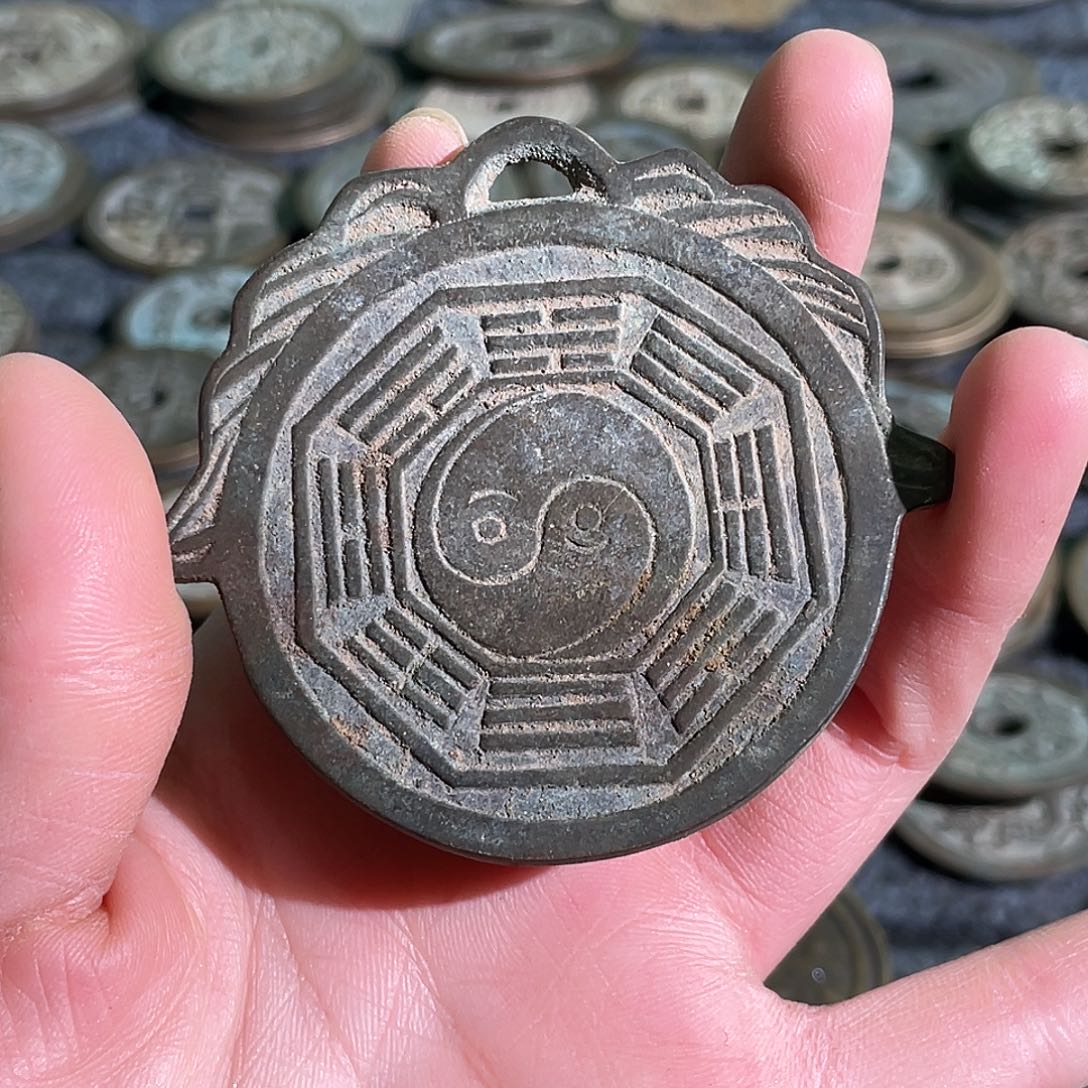 铜麒麟八卦挂花真钱版