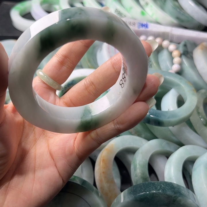 定制翡翠未镶嵌手镯