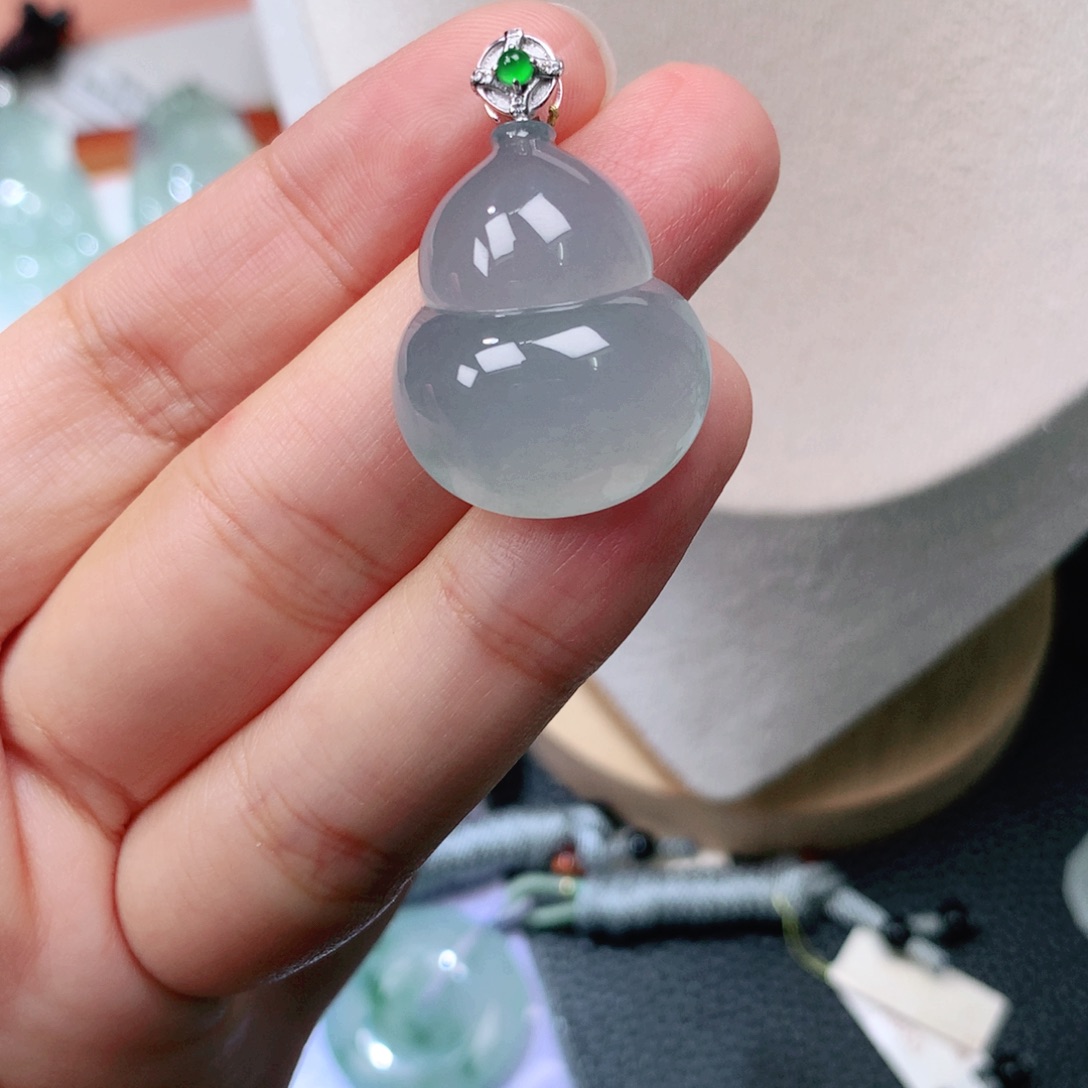 颈饰18K金镶嵌翡翠葫芦