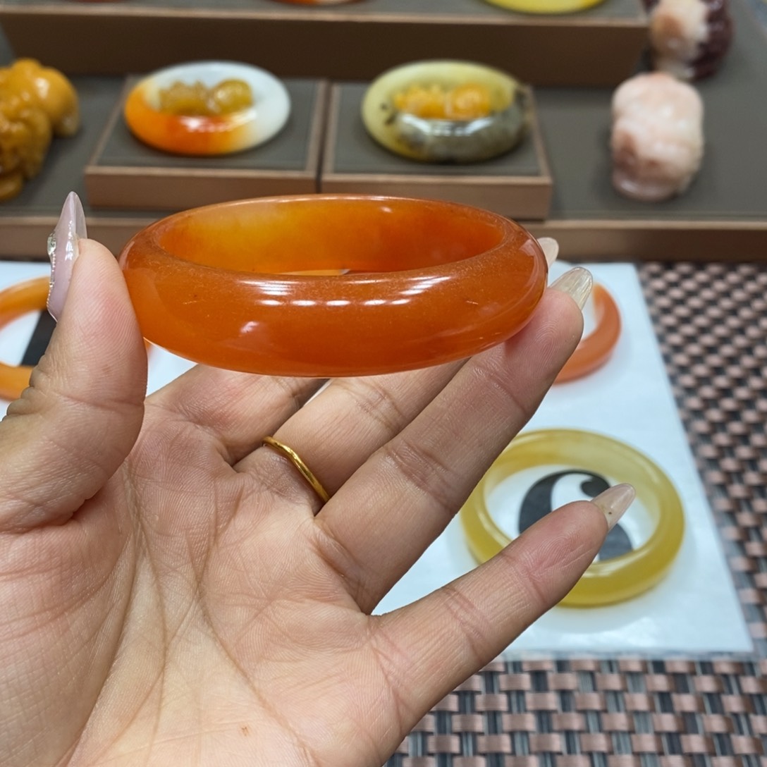 石英质玉（黄龙玉）手镯未镶嵌海**朵