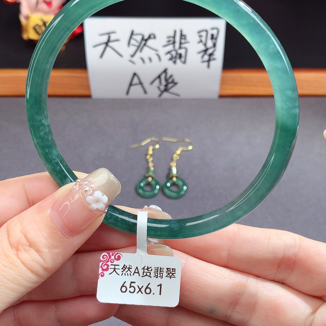 翡翠手镯（圆镯）未镶嵌
