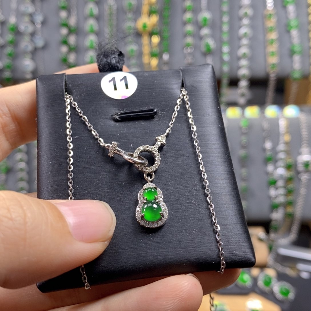 颈饰银S925镶嵌翡翠开*?