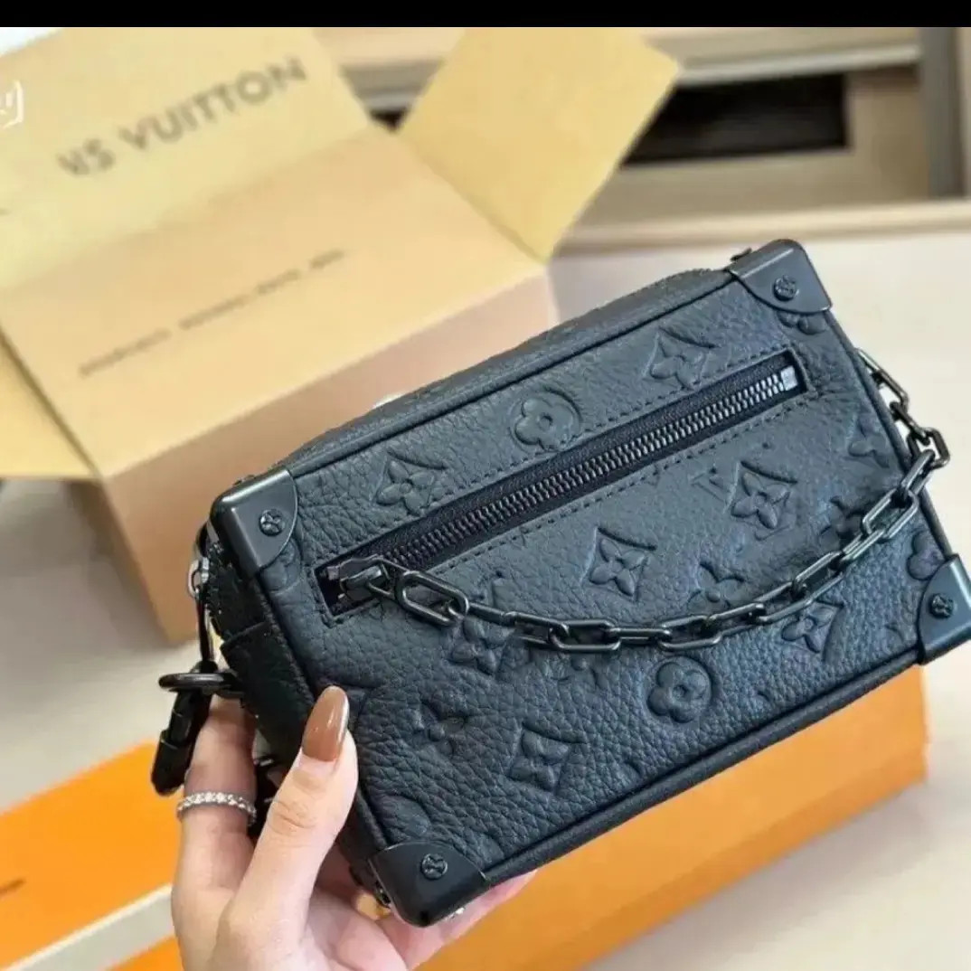 压花款男士斜挎包单肩拼接