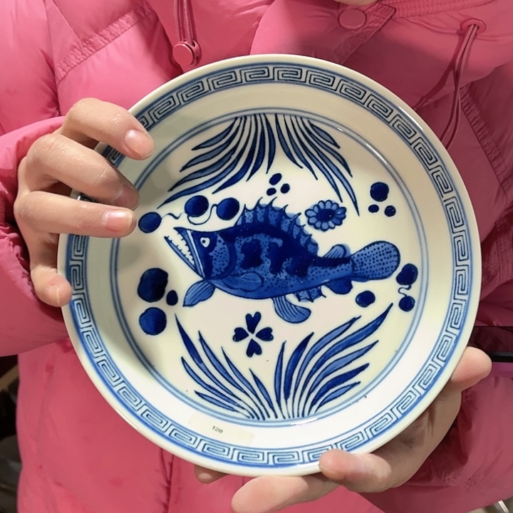 瓷片////直径19.5厘米。黄。