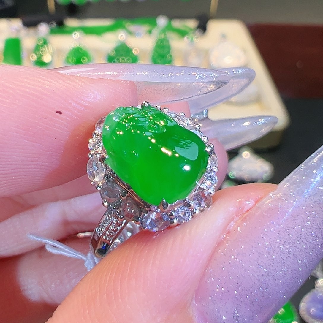 翡翠戒指18K金镶嵌翡翠