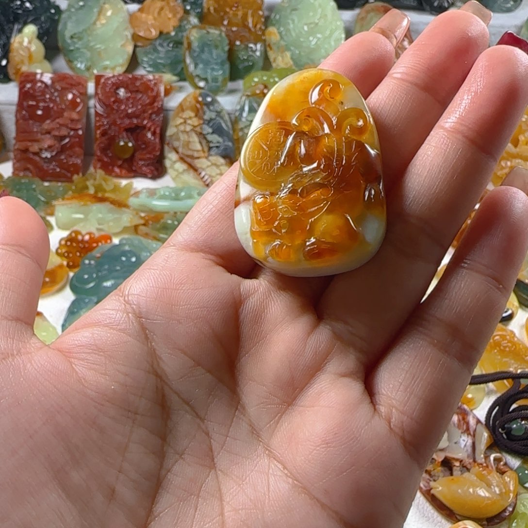 蛇纹石玉颈饰未镶嵌