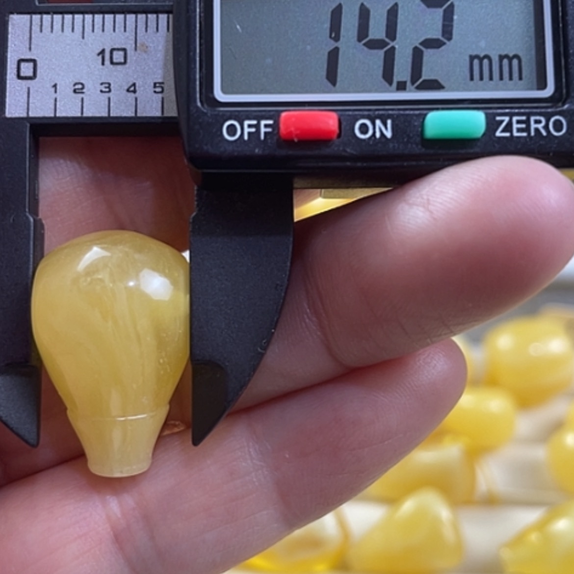 【闪购商品】琥珀裸石未镶嵌三通6车