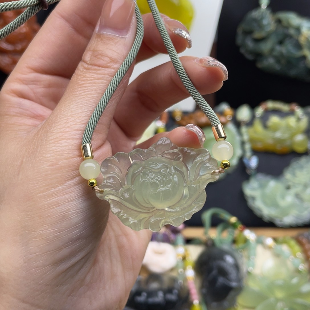 蛇纹石玉未镶嵌颈饰