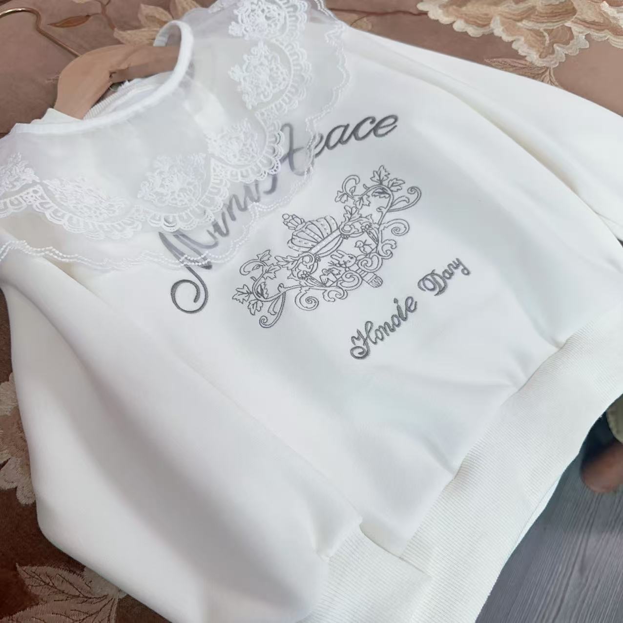 2025秋款娃娃领卫衣 领口花边 印花爆款甜美精致卫衣         