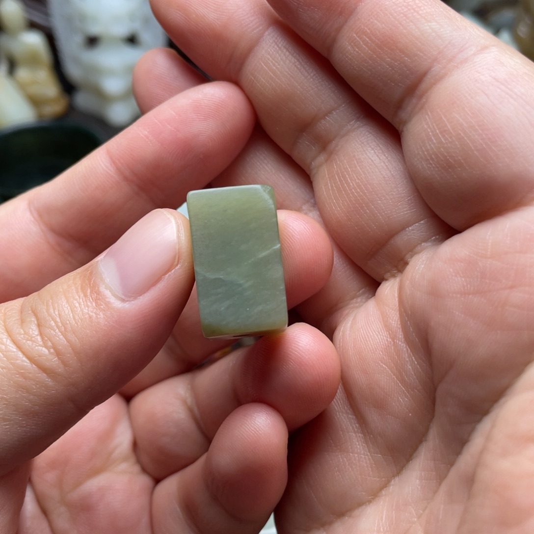 昱***馆和田玉未镶嵌颈饰